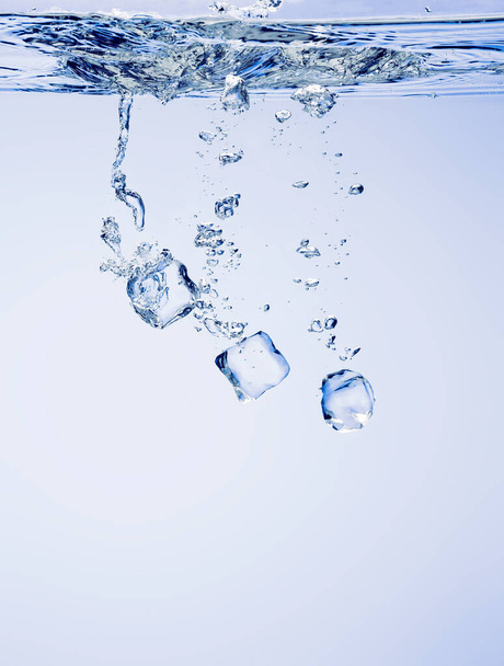 kostki lodu w słodkiej wodzie - Zdjęcie, obraz
