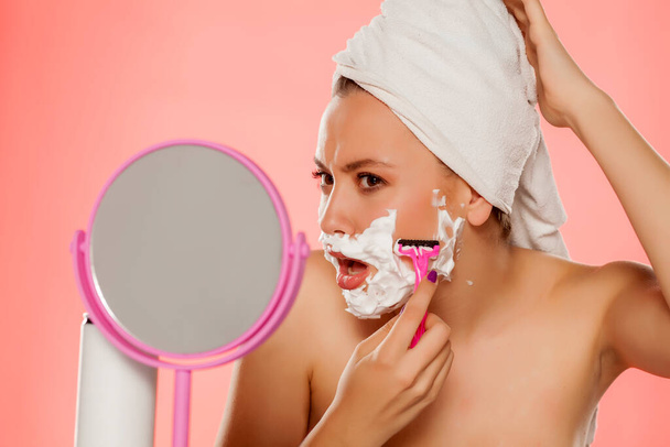 kobieta do golenia twarzy - Zdjęcie, obraz
