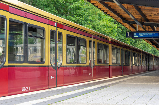 A berlini S-Bahn S3 vonat az Olympiastadion állomáson vár. - Fotó, kép