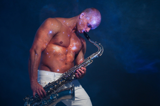 Man playing sax - Foto, afbeelding