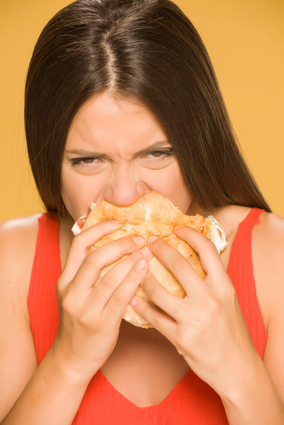 close-up vista da mulher comendo um hambúrguer  - Foto, Imagem