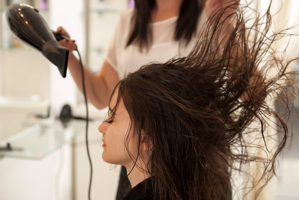  Сушка волосся в перукарні  - Фото, зображення