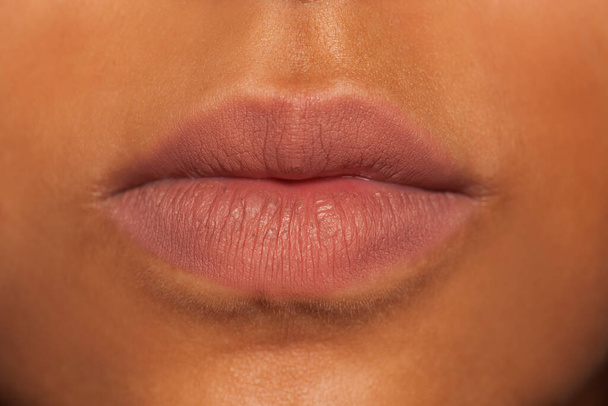  dunkelhäutige weibliche Lippen ohne Make-up  - Foto, Bild
