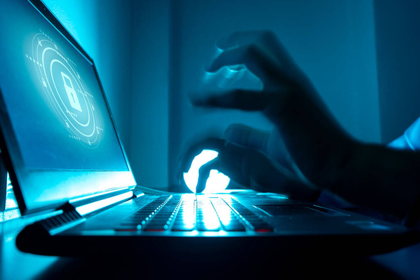 Комп'ютерний програміст або хакер друкує код на клавіатурі ноутбука - Фото, зображення