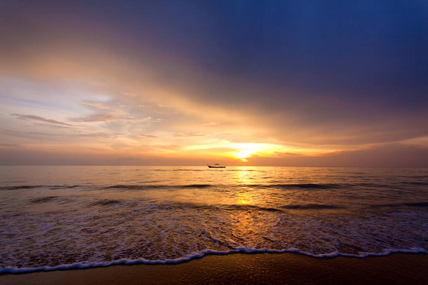 Zonsondergang boven de kust van Thailand - Foto, afbeelding