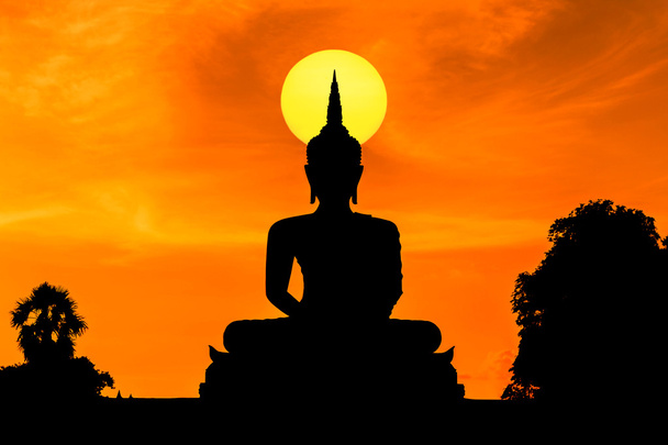 Silueta gran estatua de buda sentado en la puesta del sol
 - Foto, imagen