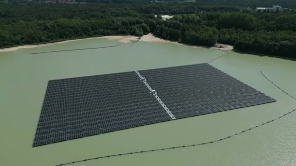 5.800 Sonnenkollektoren sind zu Deutschlands größter schwimmender Photovoltaikanlage im nordrhein-westfälischen Haltern zusammengefasst. Die Anlage ist so groß wie 2 Fußballfelder und seit Mai 2022 in Betrieb. - Filmmaterial, Video