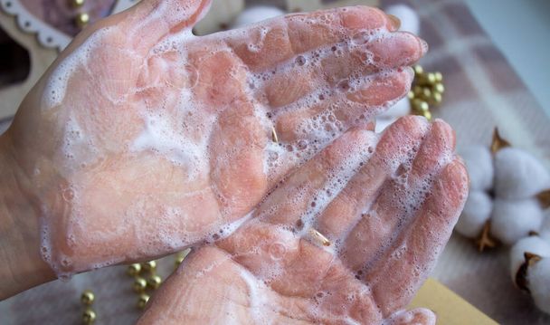 Soapy hands. Lathered women's hands. Dishwashing detergent. - Valokuva, kuva
