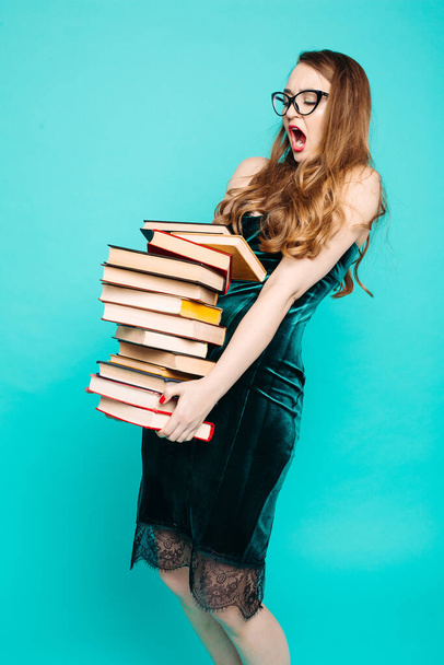Σοκαρισμένος σέξι δάσκαλος κρατώντας πολλά βιβλία και ουρλιάζοντας. - Φωτογραφία, εικόνα