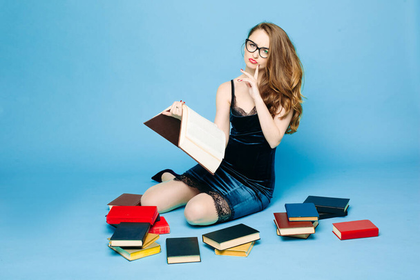 Sexy weibliche Lehrerin liest Buch überrascht Gestik - Foto, Bild