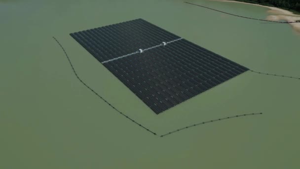 5.800 Sonnenkollektoren sind zu Deutschlands größter schwimmender Photovoltaikanlage im nordrhein-westfälischen Haltern zusammengefasst. Die Anlage ist so groß wie 2 Fußballfelder und seit Mai 2022 in Betrieb. - Filmmaterial, Video