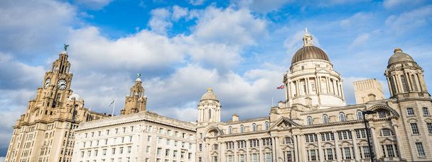 Dünyaca ünlü Three Graces, Ekim 2022 'de Liverpool rıhtımında resmedilen Royal Liver Binası, Cunard Buidling ve Liverpool Limanı' ndan oluşmaktadır.. - Fotoğraf, Görsel