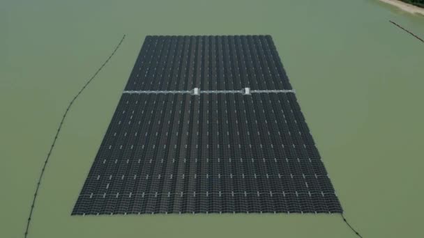 5800 paneli słonecznych jest połączonych z największym w Niemczech pływającym systemem fotowoltaicznym znajdującym się w Haltern w północnej zachodniej części Rhine. Instalacja ma wielkość 2 boisk piłkarskich i działa od maja 2022 r.. - Materiał filmowy, wideo