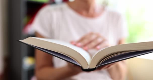 Κλείσιμο των γυναικείων χεριών γυρίζοντας σελίδα ανάγνωσης. Διαβάζοντας χόμπι και αυτο-εκπαίδευση - Πλάνα, βίντεο