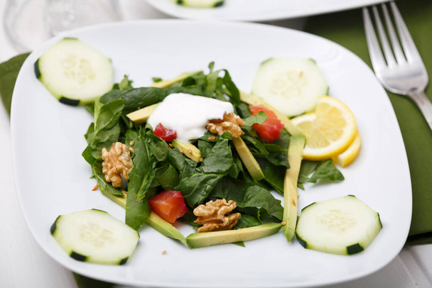 Свежий салат. концепция здорового питания - Фото, изображение