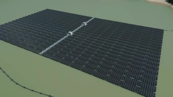 5.800 paneles solares se combinan con el sistema fotovoltaico flotante más grande de Germanys ubicado en Haltern, Renania del Norte westphalia. La instalación es del tamaño de 2 campos de fútbol y en funcionamiento desde mayo de 2022. - Imágenes, Vídeo