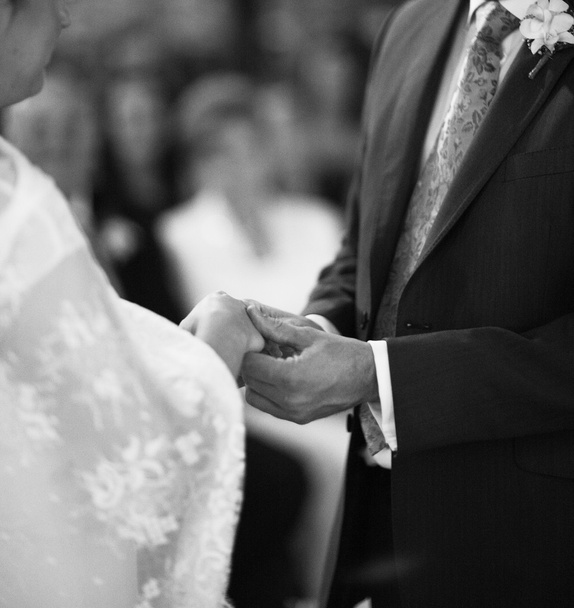 Kädet morsiamen ja sulhasen häät avioliitto seremonia
 - Valokuva, kuva