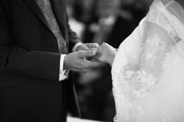 Τα χέρια του τη νύφη και το γαμπρό στην γαμήλια τελετή του γάμου - Φωτογραφία, εικόνα