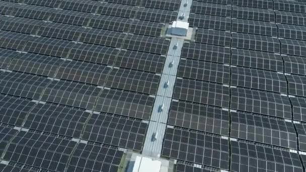 5800 солнечных батарей объединены в крупнейшую плавучую фотоэлектрическую систему Германии, расположенную в Хантерне, Северная Рейн Вестфалия. Инсталляция размером с 2 футбольных поля и в эксплуатации с мая 2022 года. - Кадры, видео