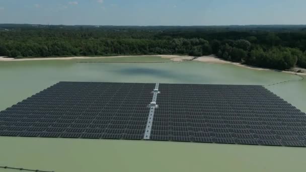 5.800 ηλιακοί συλλέκτες συνδυάζονται με το μεγαλύτερο πλωτό φωτοβολταϊκό σύστημα της Γερμανίας που βρίσκεται στο Haltern, North Rhine Westphalia. Η εγκατάσταση έχει το μέγεθος 2 γηπέδων ποδοσφαίρου και λειτουργεί από τον Μάιο του 2022. - Πλάνα, βίντεο