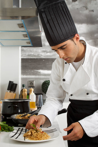 Šéfkuchař vaří na profesionální kuchyni - Fotografie, Obrázek