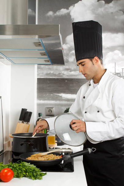 Кухар готує на професійній кухні - Фото, зображення