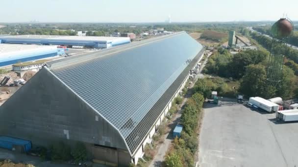 Aurinkopaneelit tuotantohallin katolla Nordrhein-Westfalenissa, uusiutuvaa energiaa tuottavat. - Materiaali, video