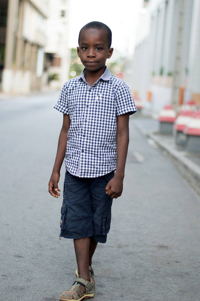 Kisfiú sétál az úton.. - Fotó, kép