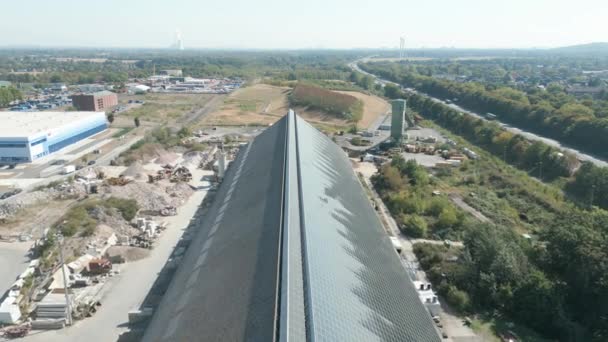 Paneles solares en el techo de una nave de producción en Renania del Norte-Westfalia, que suministran energía renovable. - Imágenes, Vídeo