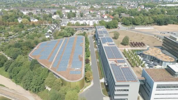 Солнечные панели, установленные на офисном здании в Германии - Кадры, видео