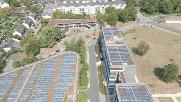 Paneles solares instalados en un edificio de oficinas en Alemania - Metraje, vídeo