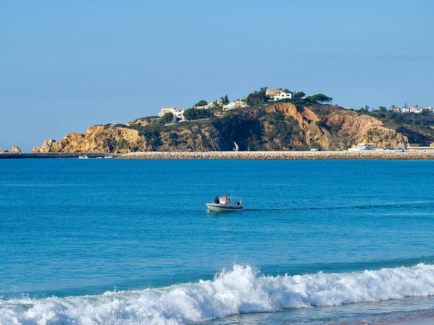 Barca da pesca sull'oceano ad Albufeira sulla costa portoghese dell'Algarve - Foto, immagini