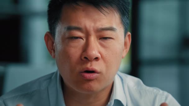 Portrét naštvaný přísné asijské Číňan muž vyjadřující podrážděnost nespokojenost muž otrávený japonský korejský podnikatel stížnost obchodní problém nelibost vztek emoce zuřivý negativní postoj - Záběry, video