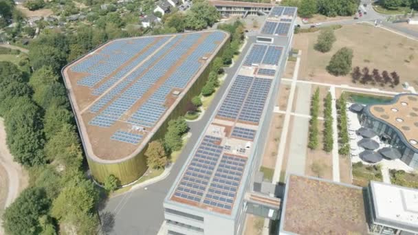 Paneles solares instalados en un edificio de oficinas en Alemania - Imágenes, Vídeo