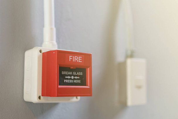 "caja de alarma de fuego rojo sobre fondo blanco
." - Foto, Imagen