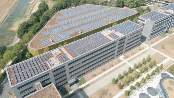 Sonnenkollektoren auf einem Bürogebäude in Deutschland - Filmmaterial, Video