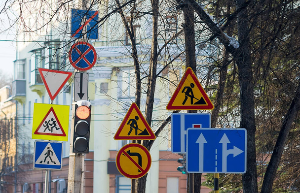 señales de tráfico, reparación de la carretera cerca del semáforo - Foto, imagen
