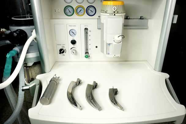 una máquina anestésica sobre el fondo, de cerca - Foto, imagen