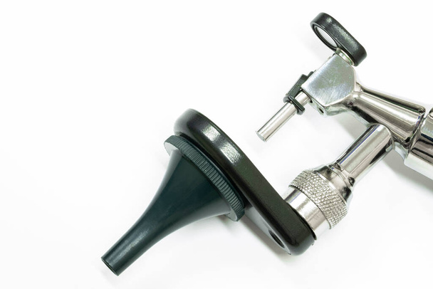um otoscópio de aço inoxidável isolado em branco  - Foto, Imagem
