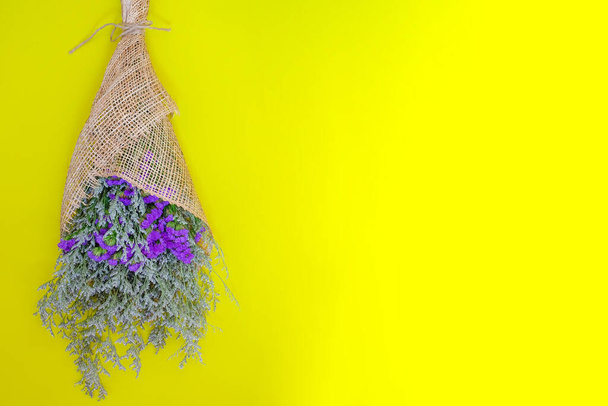スタティスの花束。 美しい花の背景 - 写真・画像