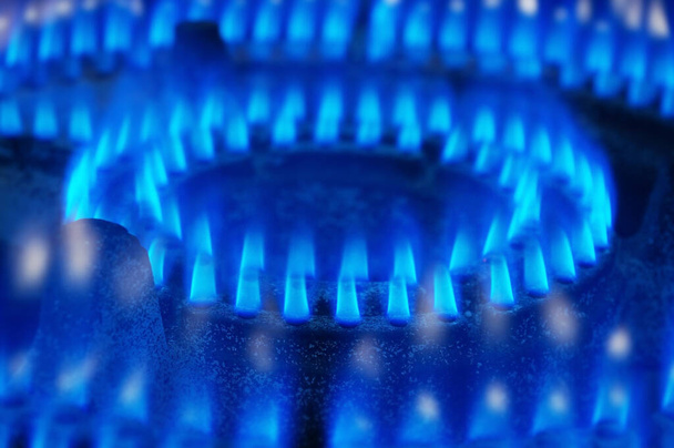 Fogão a gás de fogo azul com foco seletivo                                                              - Foto, Imagem