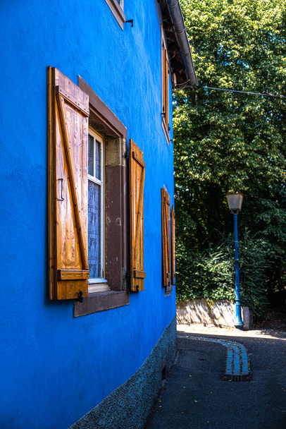 Modrá zeď a okna v Alsasku, Francie - Fotografie, Obrázek