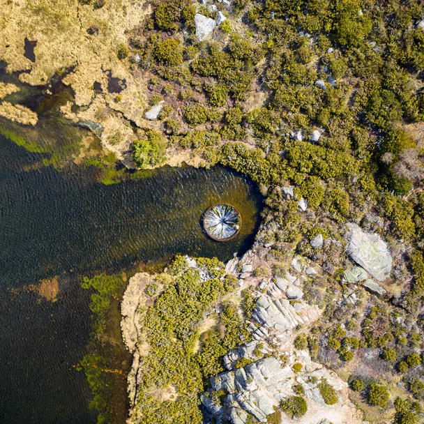 "Вид сверху с беспилотника на ландшафт в Covao dos Conchos в Serra da Estrela, Португалия
" - Фото, изображение