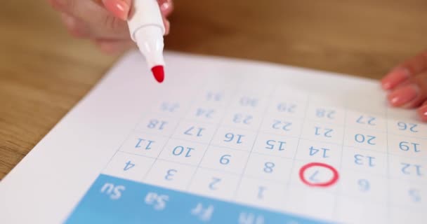 Vrouwelijke handcirkeldatum met rode stift 7 en 10 kalenderdagen. Planningstaken en evenementen voor dag - Video