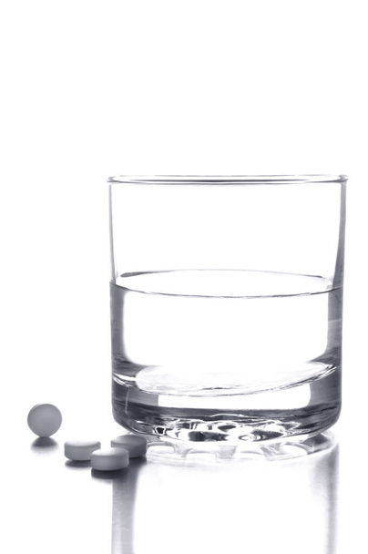 obrázek pilulek se sklenicí vody  - Fotografie, Obrázek
