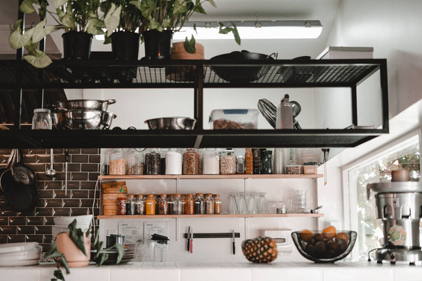 interior de una cocina restaurante y herramientas para cocinar - Concepto de estilo de vida - Foto, Imagen
