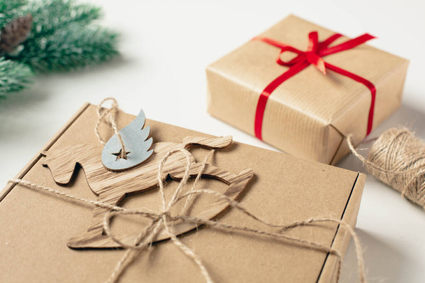 Подарочная коробка для празднования Рождества с деревянной декоративной лошадью. Подготовка подарка ручной работы для празднования Рождества и Нового года. - Фото, изображение