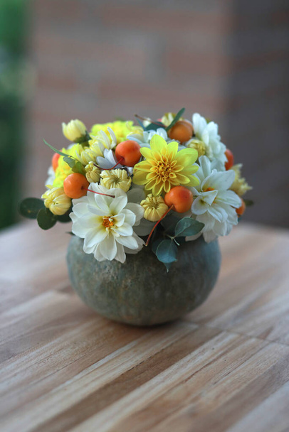 Masada balkabağında güzel bir sonbahar kompozisyonu. Şükran Günü süsü - balkabağında çiçekler. - Fotoğraf, Görsel