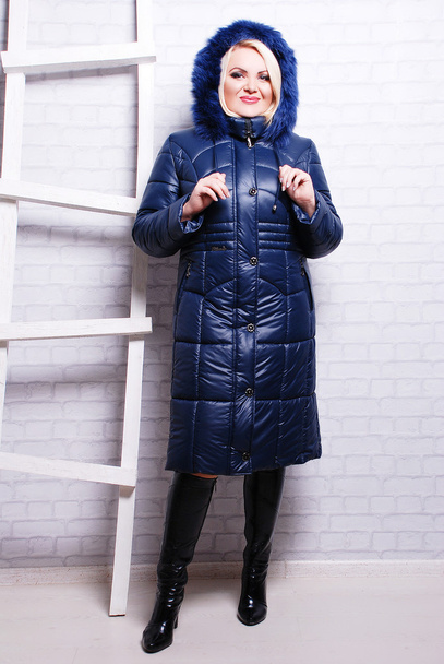 woman in winter coat - Foto, afbeelding