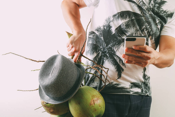 Letní a prázdninová módní koncepce.Muž nosící palmy - Fotografie, Obrázek